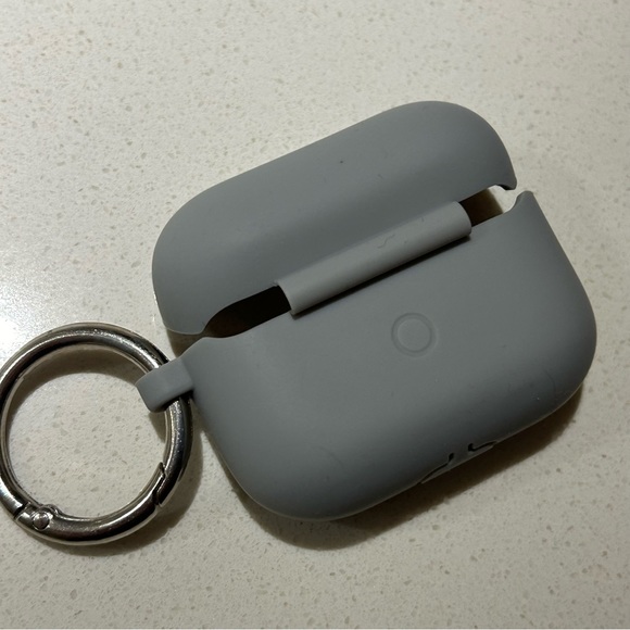 AirPod Pro Silicone Case with Keyring - Picture 7 of 8